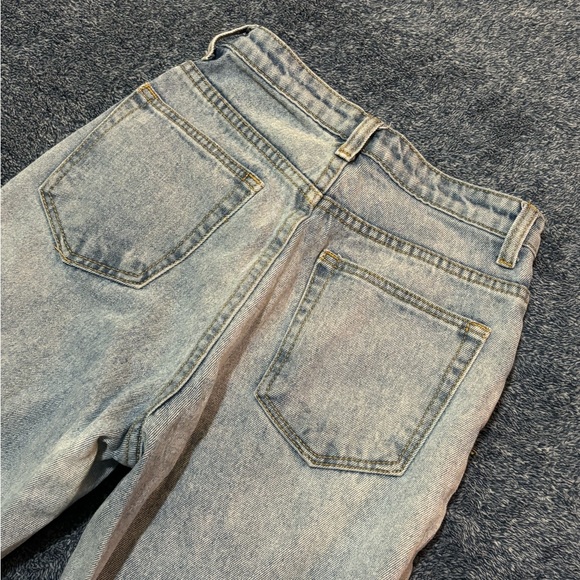 Pretty little thing mom Jean - Picture 3 of 4